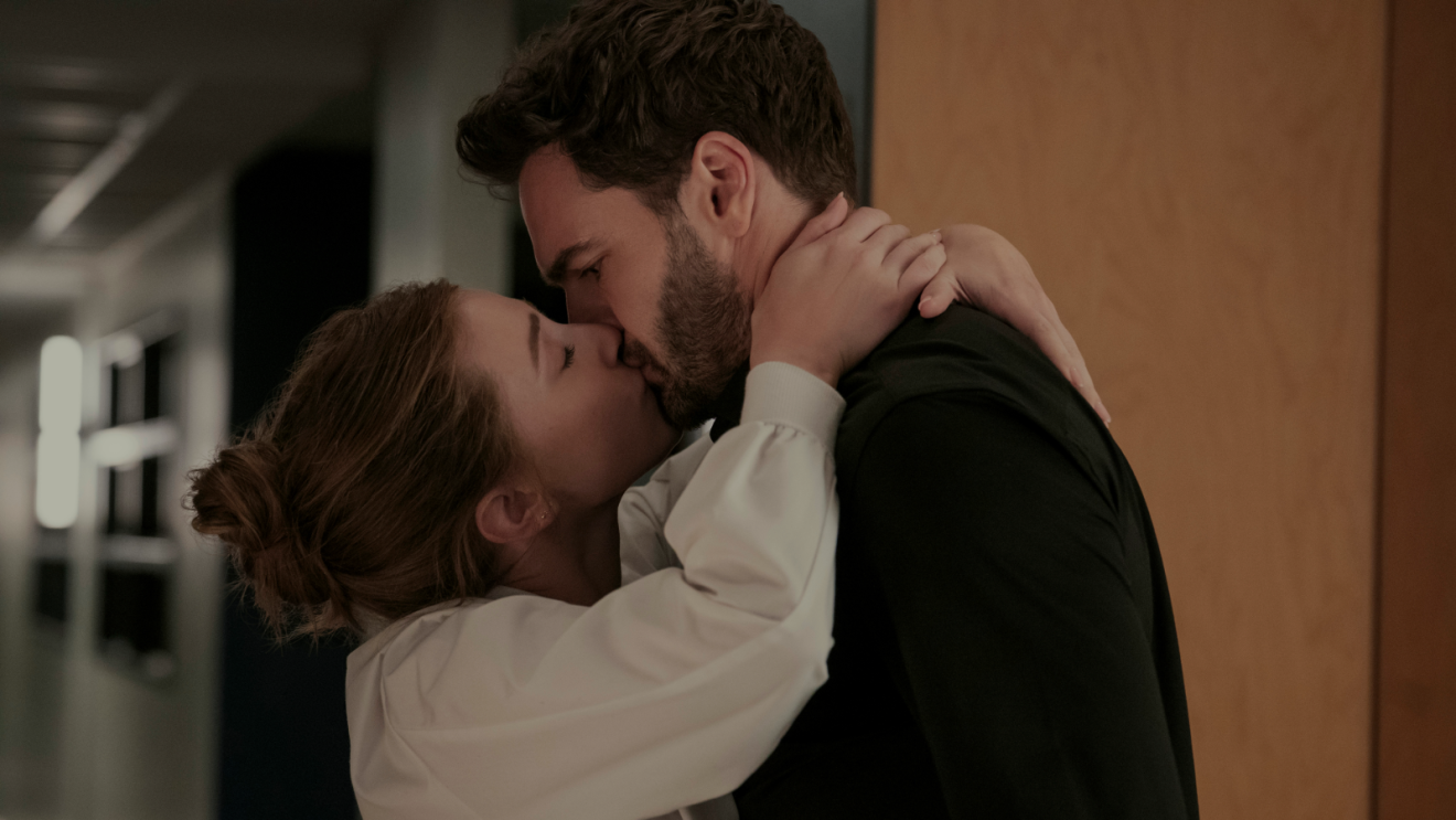 Lili Reinhart and Tom Bateman in The Love Hypothesis